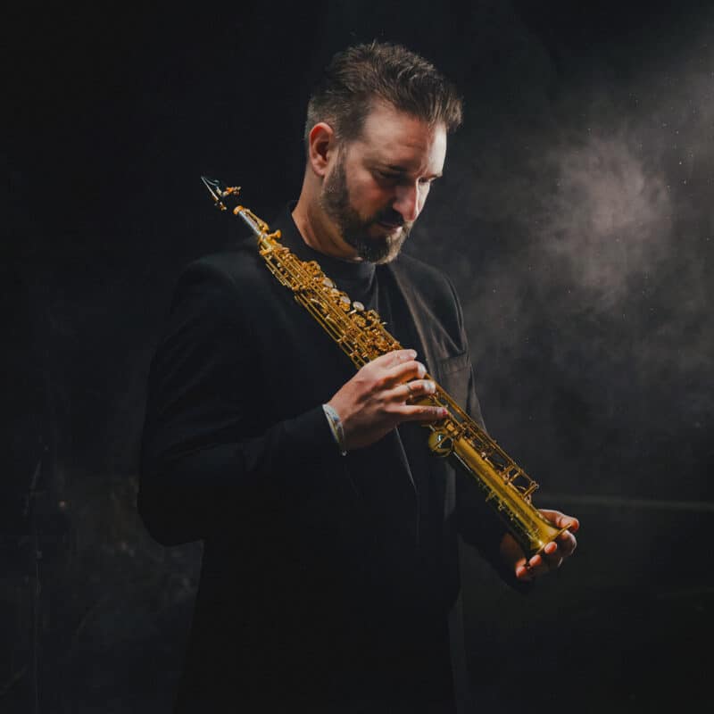 José Ramón Olmo saxofonista embajador JLV Sound Paris
